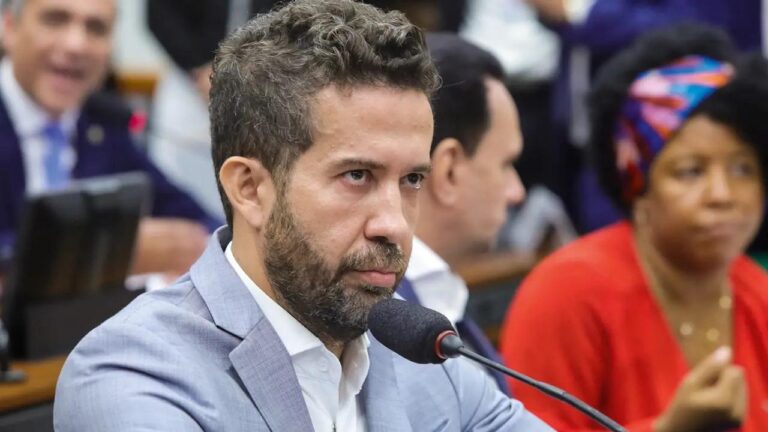 Prefeita Leandra Guedes Acusa Deputado André Janones de Chantagem e Obtém Medida Protetiva