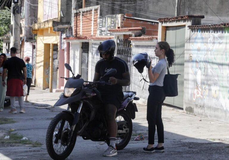 Metrô do Rio: 11 estações fechadas geram caos e aumento nos preços de aplicativos
