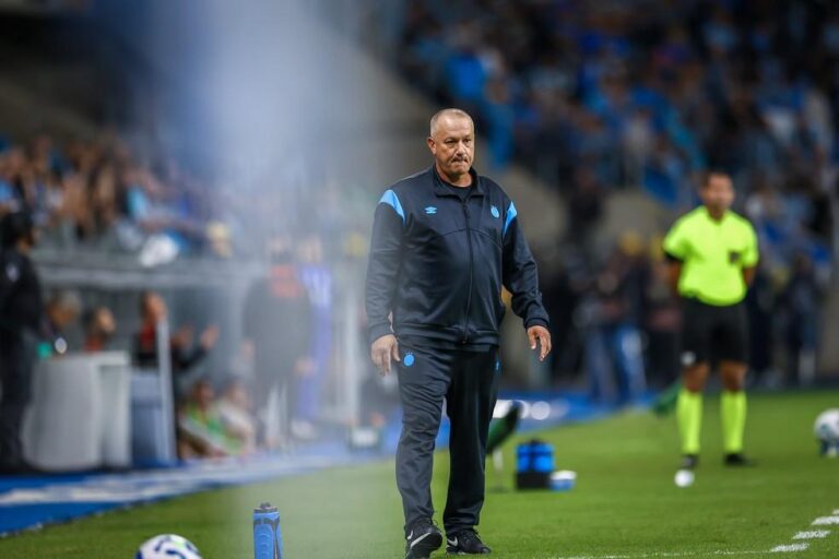 Gustavo Quinteros critica Grêmio e busca novo rumo após demissão