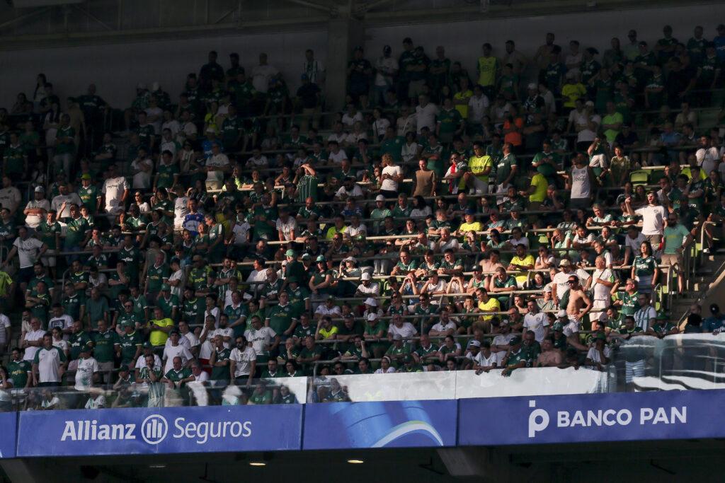 Leila Pereira e Abel Ferreira durante treinamento.