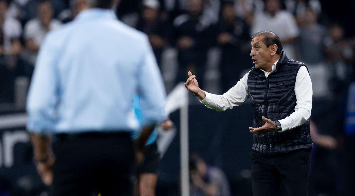Ramón Díaz está pressionado no Corinthians