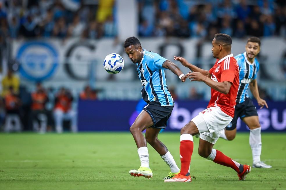 Edenilson e Fernando em disputa no Gre-Nal