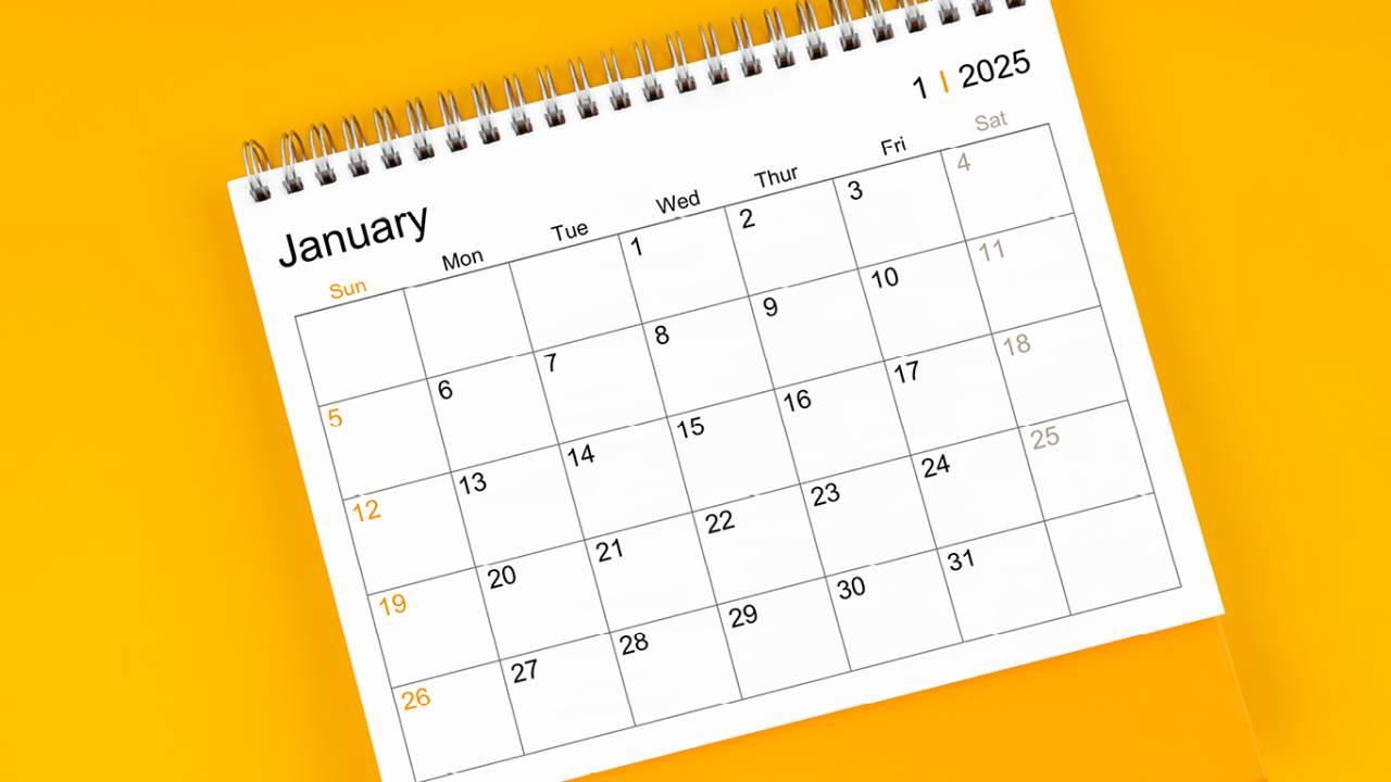 Foto de calendário de janeiro de 2025, fundo de cor amarela.