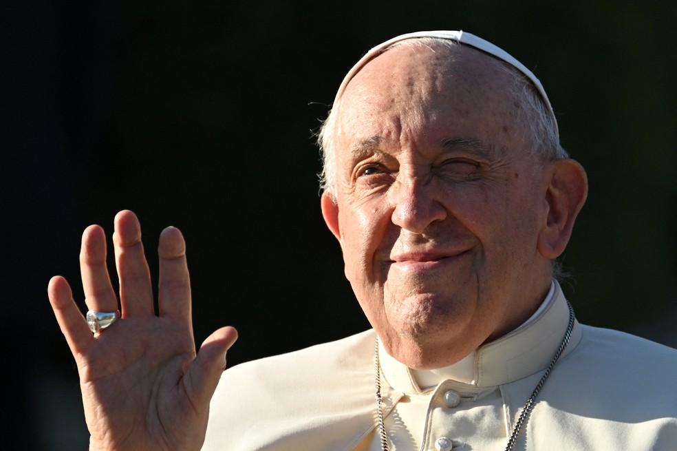 O papa Francisco acena em Ulan Bator, Mongólia