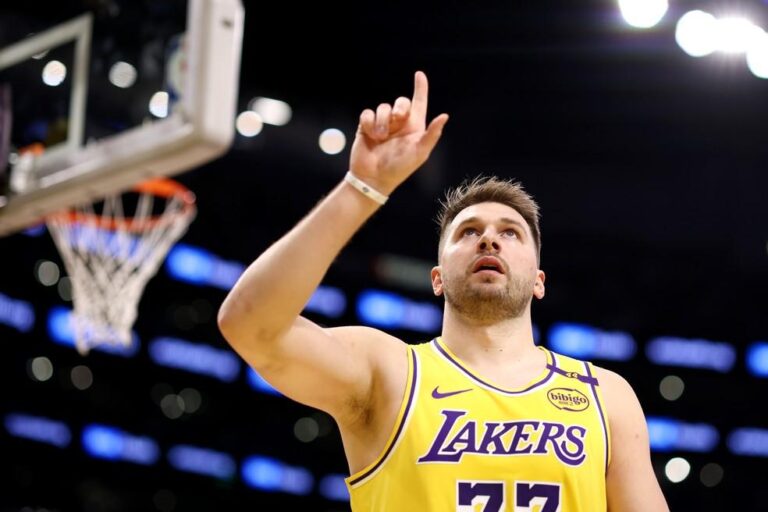 Desempenho Impressionante de Luka Doncic nos Playoffs da NBA
