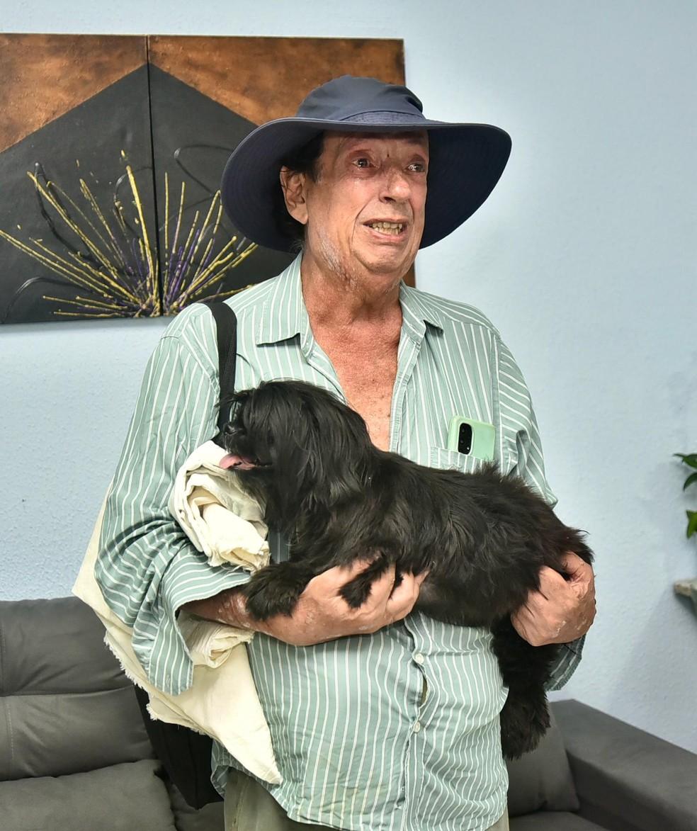 Marcos Oliveira, o Beiçola, com sua filha de quatro patas