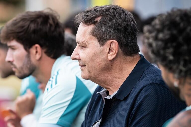 Reunião do Dono do Cruzeiro com Jogadores Após Derrota na Sul-Americana