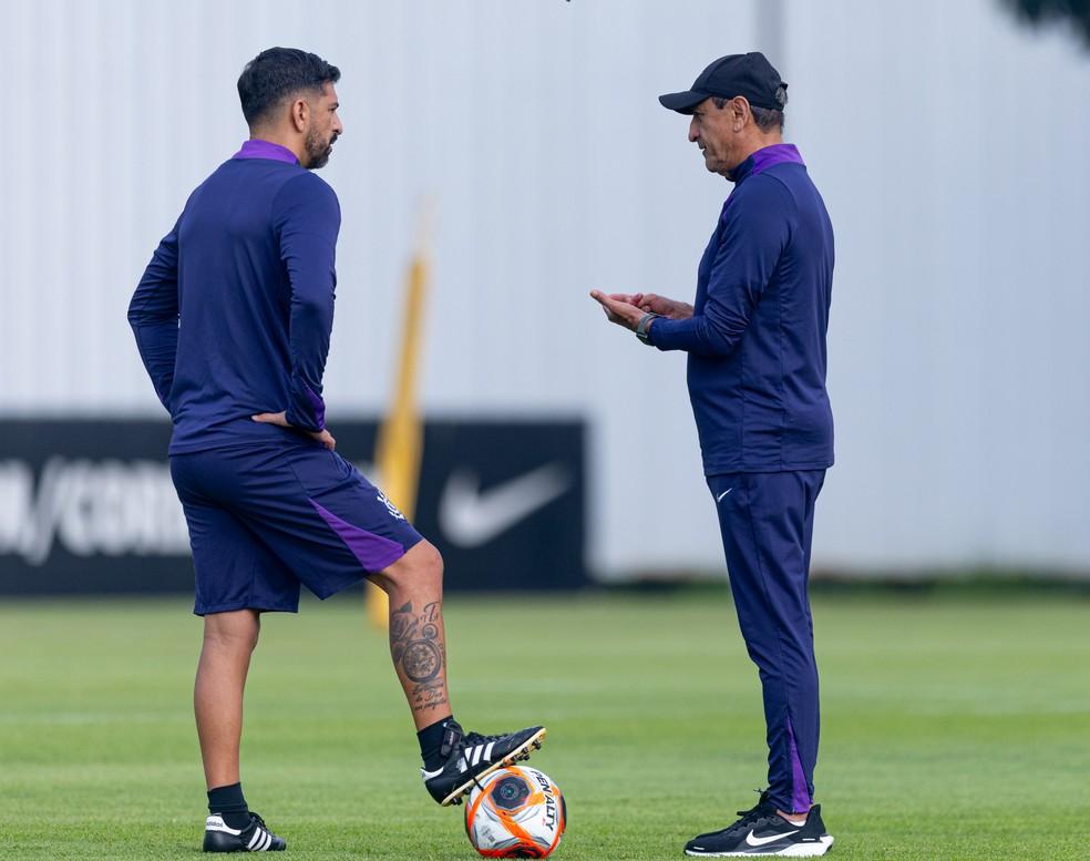 Emiliano Díaz e Ramón Diaz em treino do Corinthians
