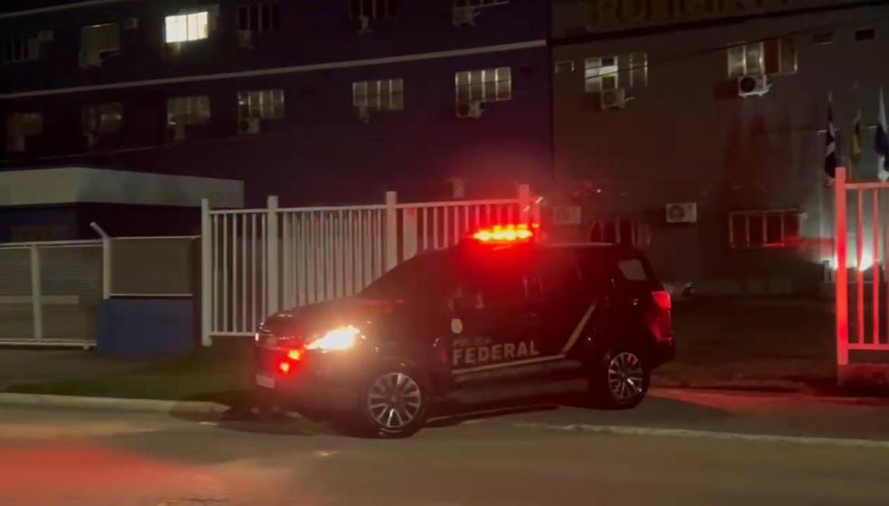 Carro da Polícia Federal saindo de Superintendência para realizar operação no Rio de Janeiro