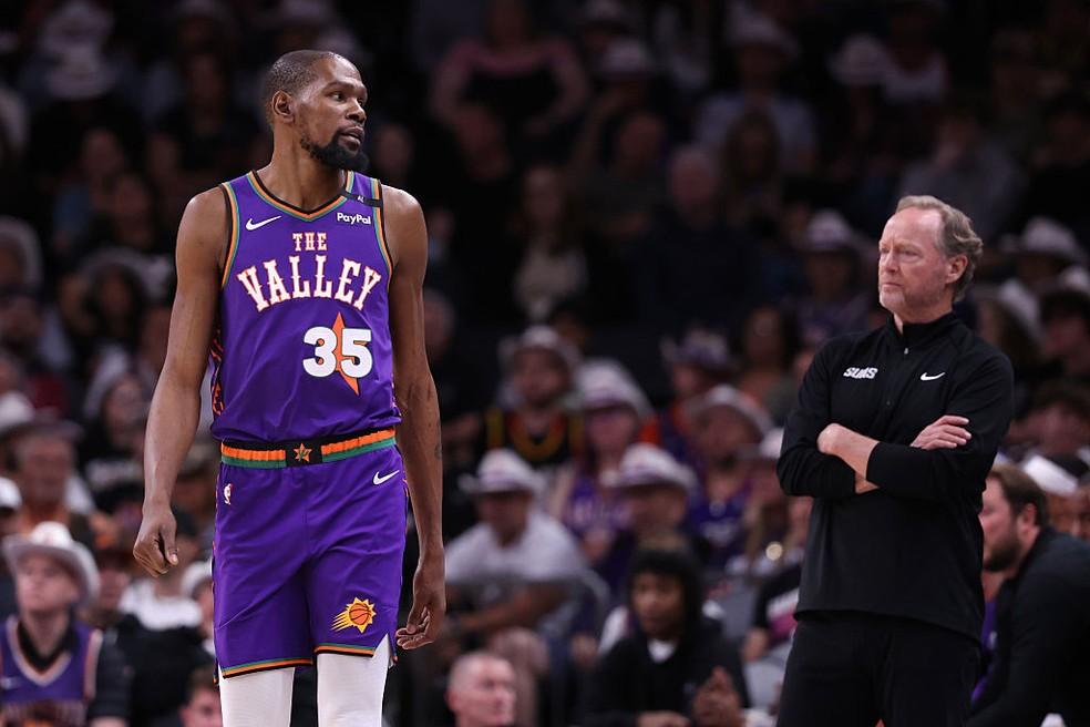 Kevin Durant e o técnico do Phoenix Suns, Mike Budenholzer, durante a temporada