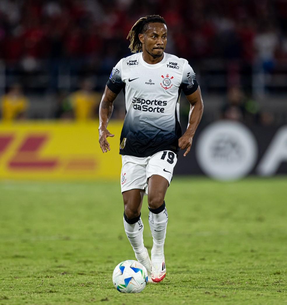 Carrillo, do Corinthians, contra o América de Cali