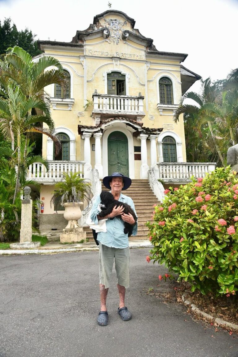 Marcos Oliveira, o Beiçola, se emociona ao se mudar para o Retiro dos Artistas