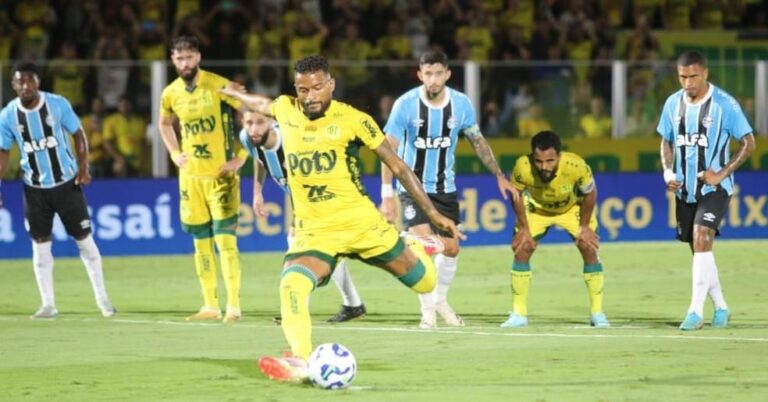 Grêmio sofre goleada para o Mirassol em estreia de Reinaldo e retorno de Kannemann