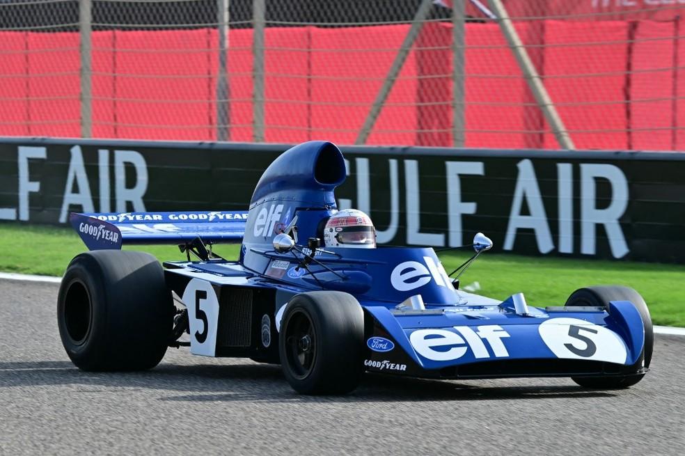 Jackie Stewart dá volta de exibição no circuito do Bahrein com capacete autografado por Michael Schumacher