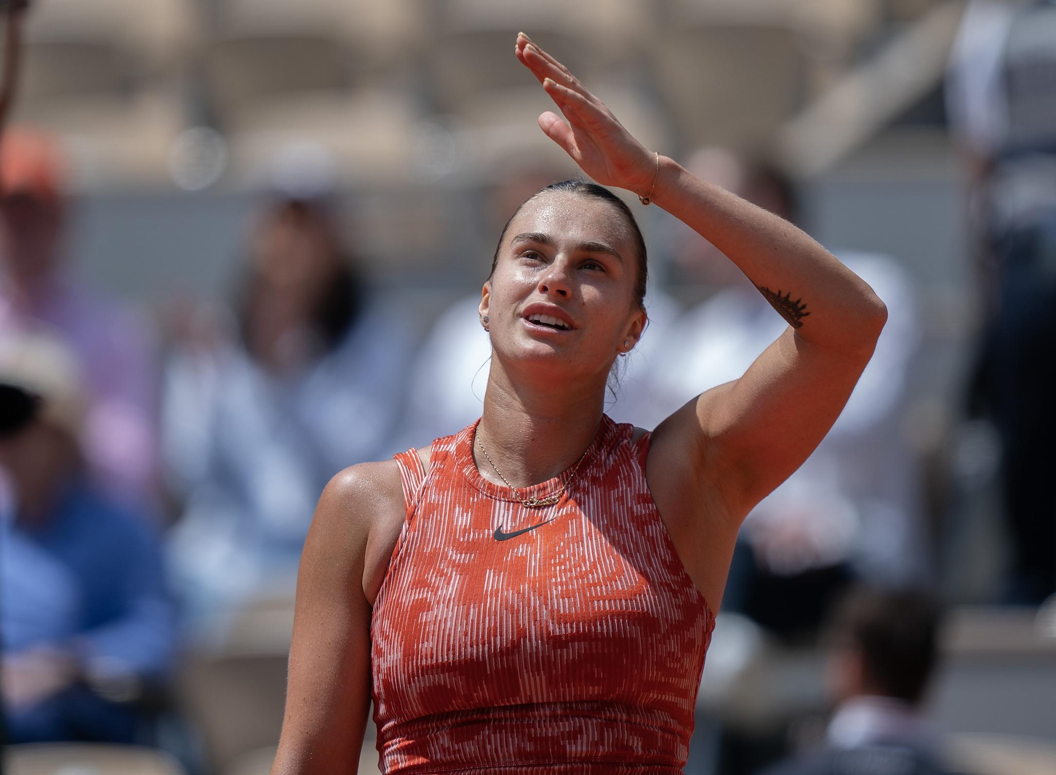 Aryna Sabalenka comemorando vitória em Roland Garros