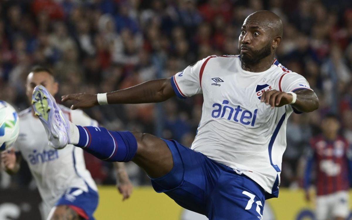 Diego Herazo disputa a pelota