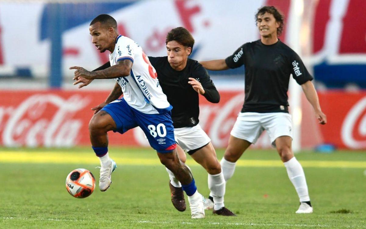 Rómulo Otero disputa a bola