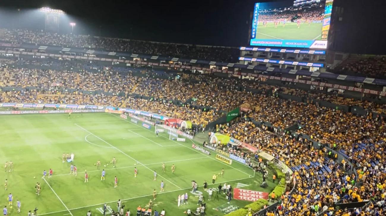 Torcedores dos Tigres no Estádio Universitário