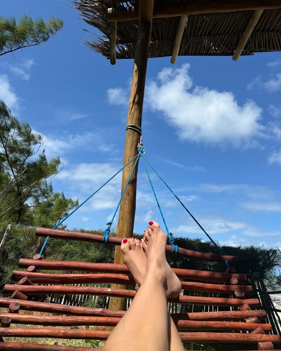 Patrícia Poeta de biquíni verde neon durante férias com amigas