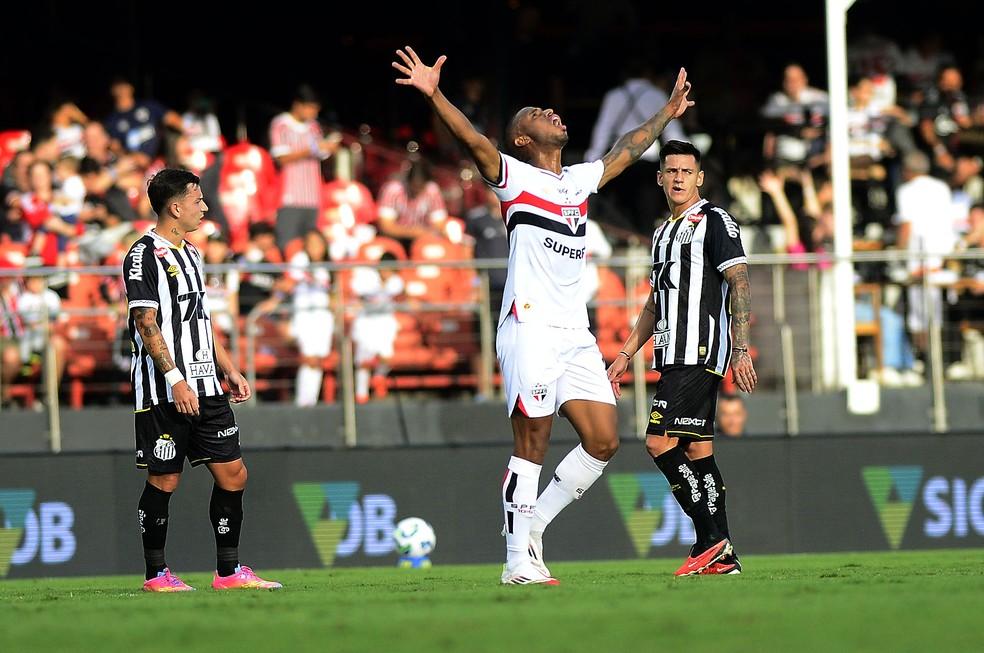 André Silva comemora gol do São Paulo contra o Santos.