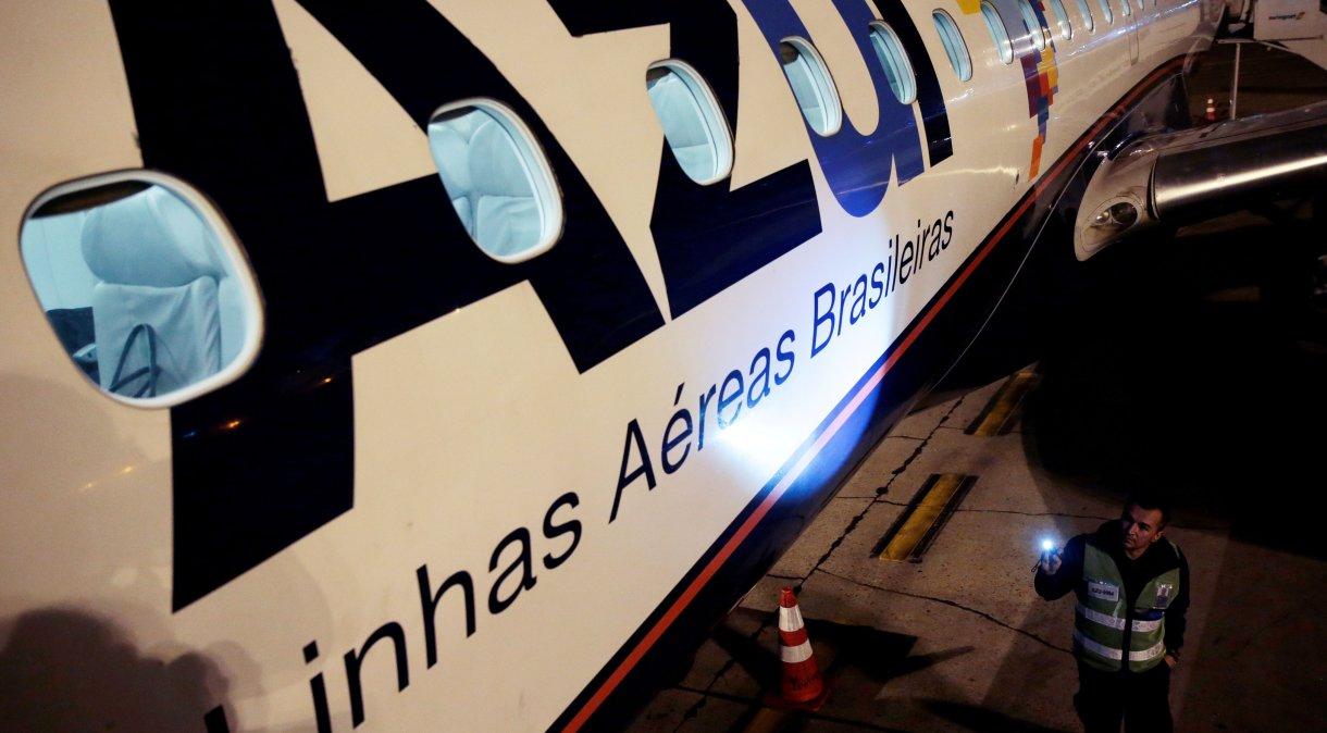 Avião da Azul em aeroporto de Guarulhos