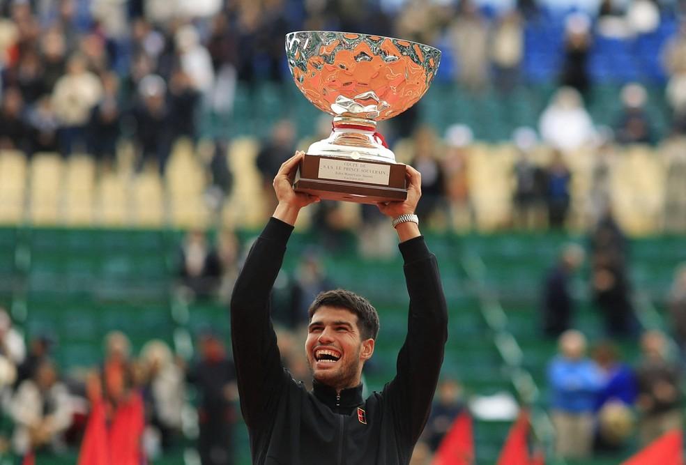 Carlos Alcaraz regue o troféu do Masters 1000 de Monte Carlo