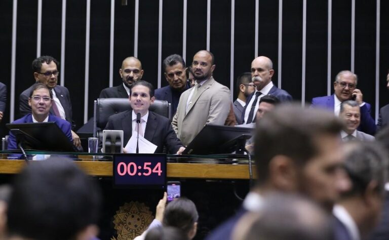 Urgência da Anistia aos Golpistas Mobiliza 28% da Câmara: O que Está em Jogo?