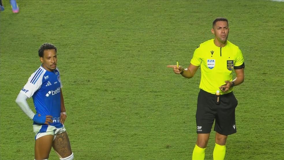 Árbitro pergunta sobre nome de Matheus Pereira