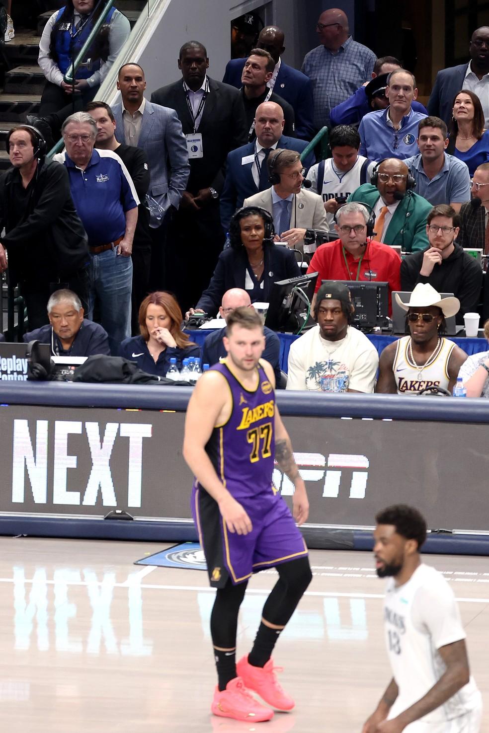 Nico Harrison observa Luka Doncic em quadra pelos Lakers