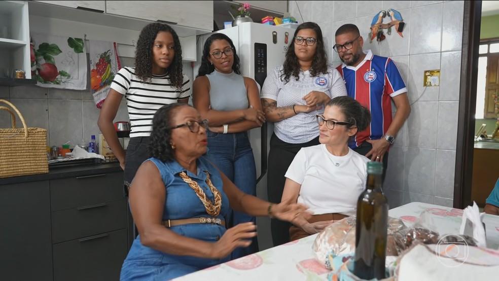 Renata Vasconcellos vai à casa de uma família de Salvador, na Bahia