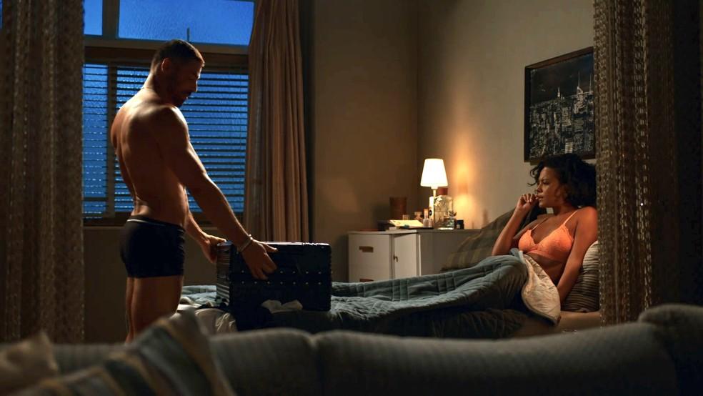 César e Maria de Fátima abrem mala roubada