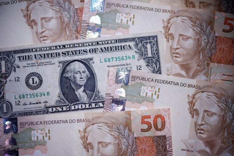 Real é a terceira moeda que mais perdeu valor contra o dólar após ‘tarifaço’ de Trump