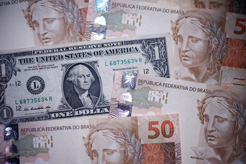 Notas de real e dólar