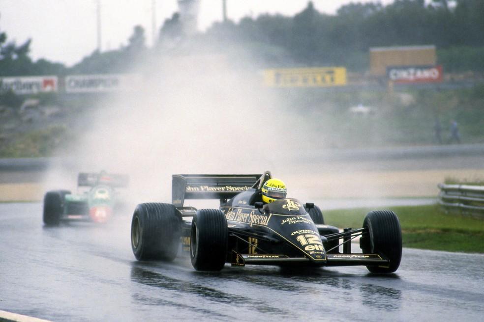 Ayrton Senna venceu GP do Estoril debaixo de muita chuva.