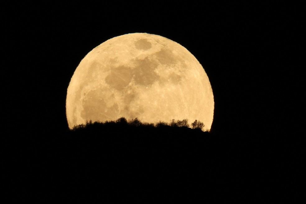 Lua cheia vista em Tirana, na Albânia, em 12 de abril de 2025