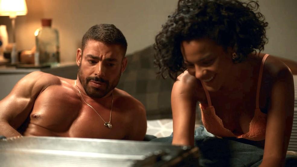 César e Maria de Fátima abrem mala roubada