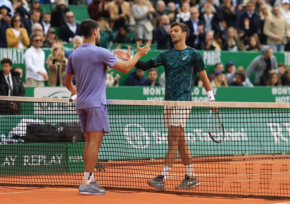 Carlos Alcaraz cumprimenta Lorenzo Musetti após a final do Masters 1000 de Monte Carlo