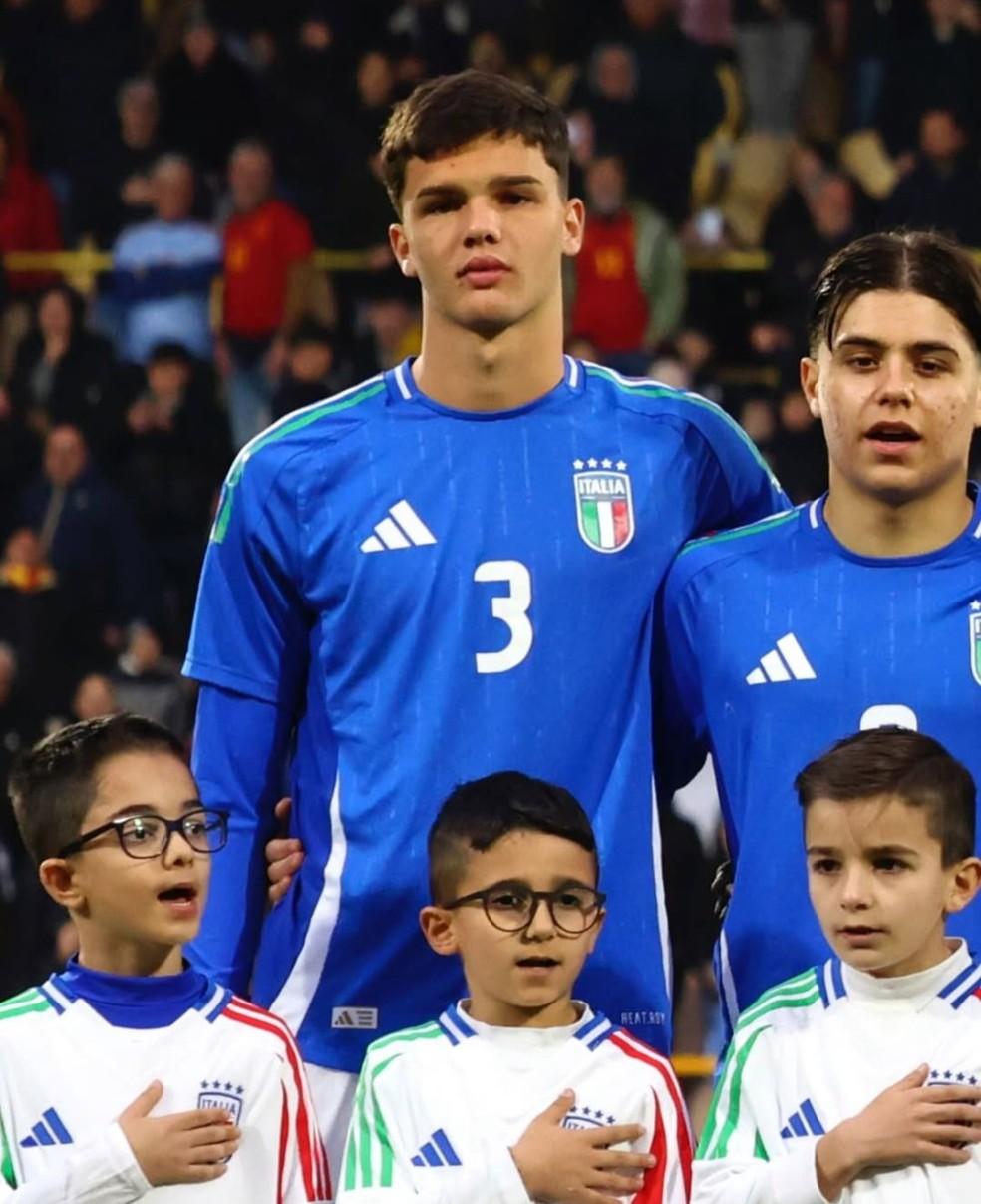 Fellipe Jack vestindo a camisa da Seleção da Itália