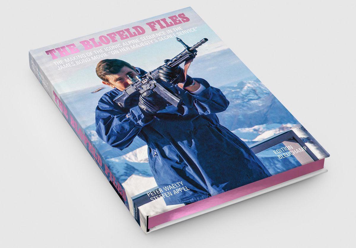 Capa do livro 'The Blofeld Files' com um homem armado