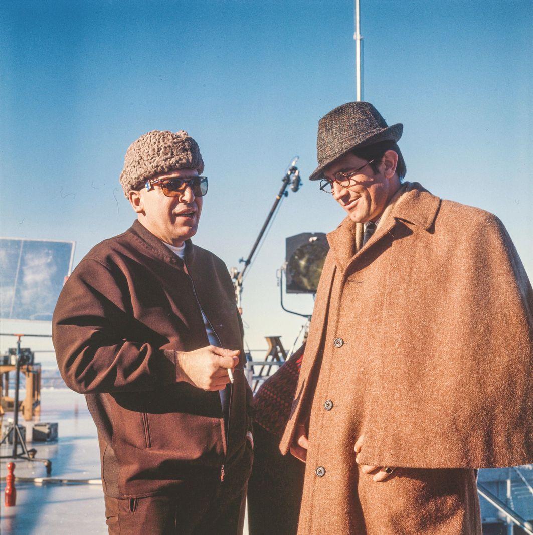 Telly Savalas como Blofeld e George Lazenby como James Bond em Piz Gloria