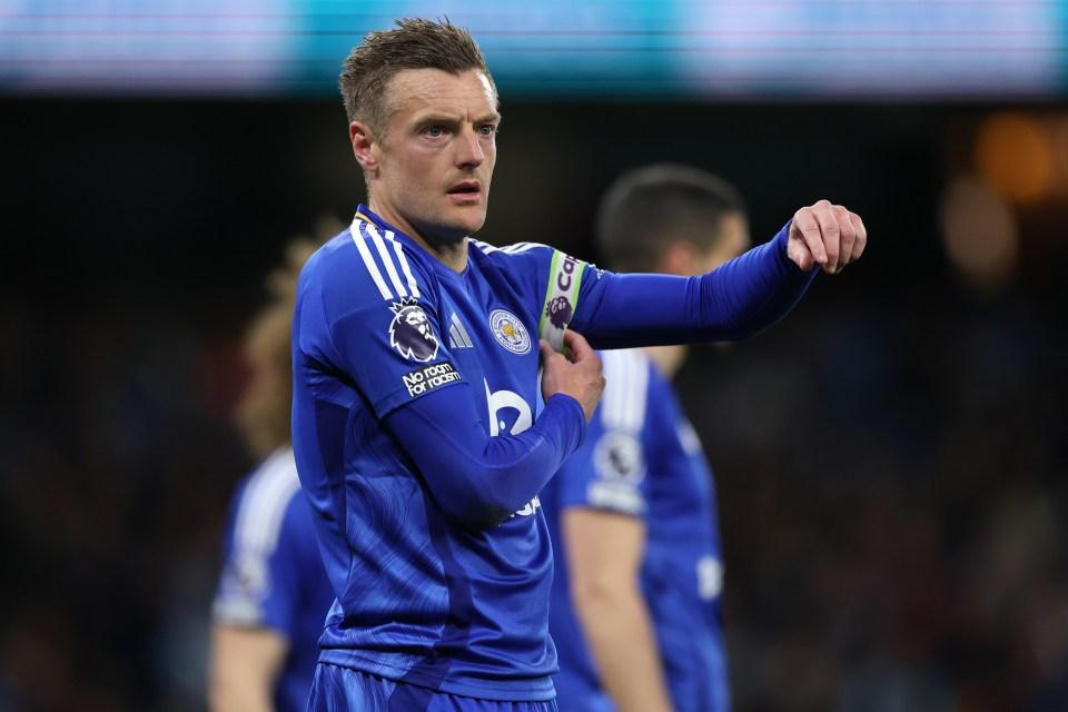 Jamie Vardy jogando pelo Leicester City em uma partida da Premier League