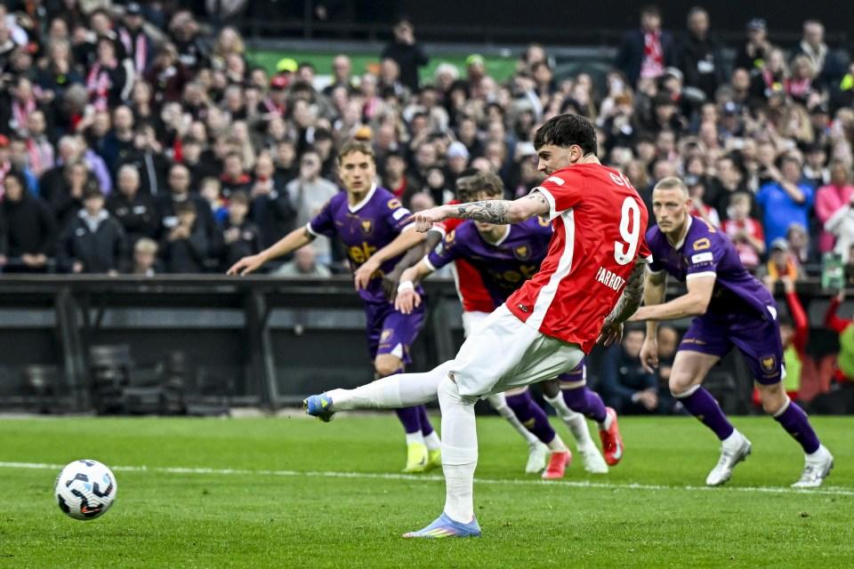 Troy Parrott do AZ Alkmaar marcando um gol durante a final da Copa KNVB.