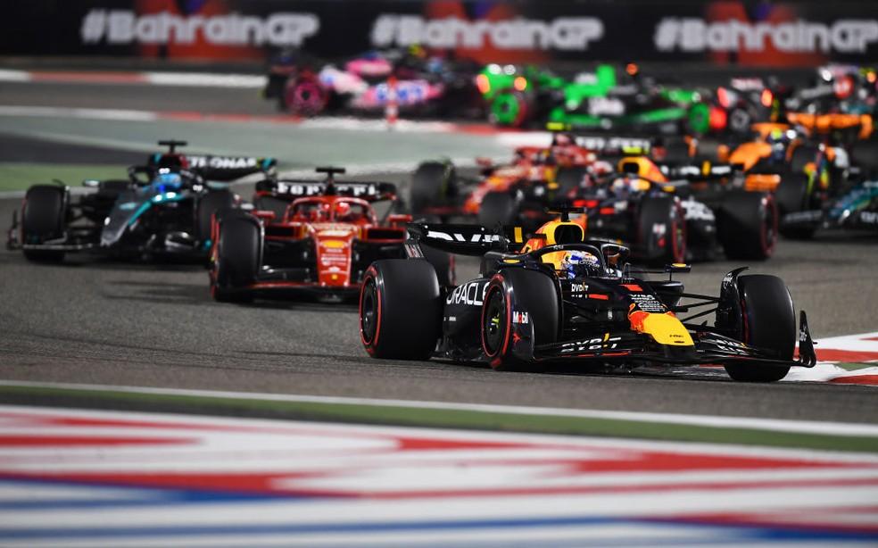 Max Verstappen lidera pelotão na largada do GP do Bahrein da F1 2024