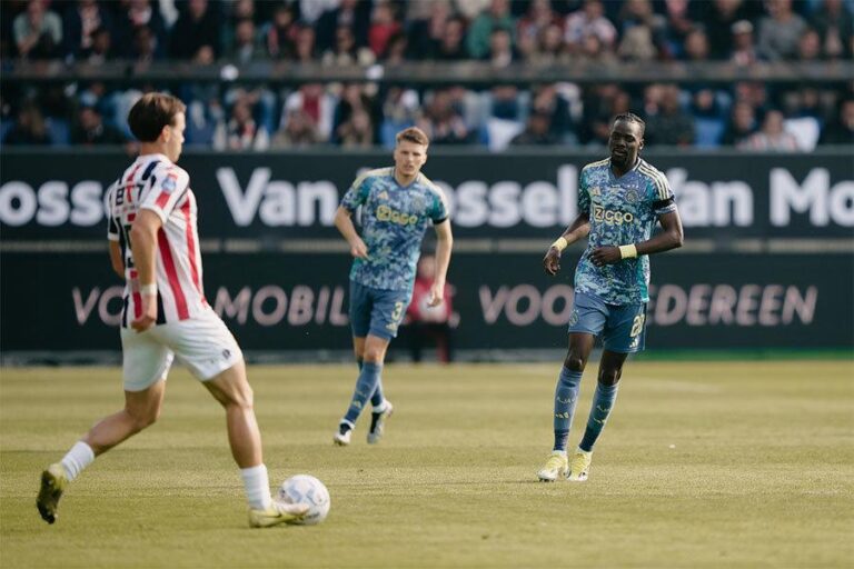 Ajax Enfrenta Willem II em Jogo Cheio de Emoção e Relevância Social