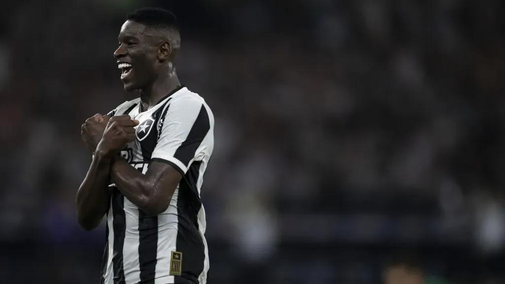 Luiz Henrique comemorando gol pelo Botafogo