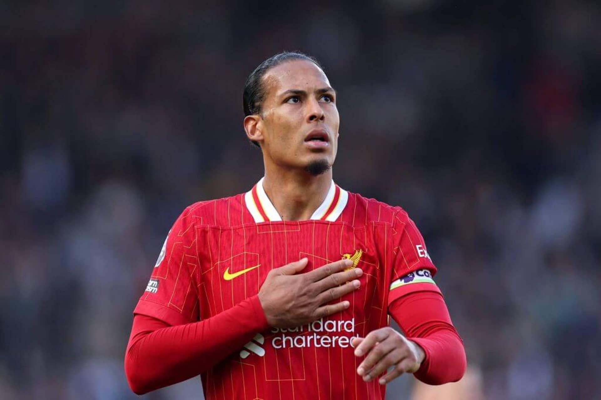 Virgil van Dijk durante partida contra o Fulham