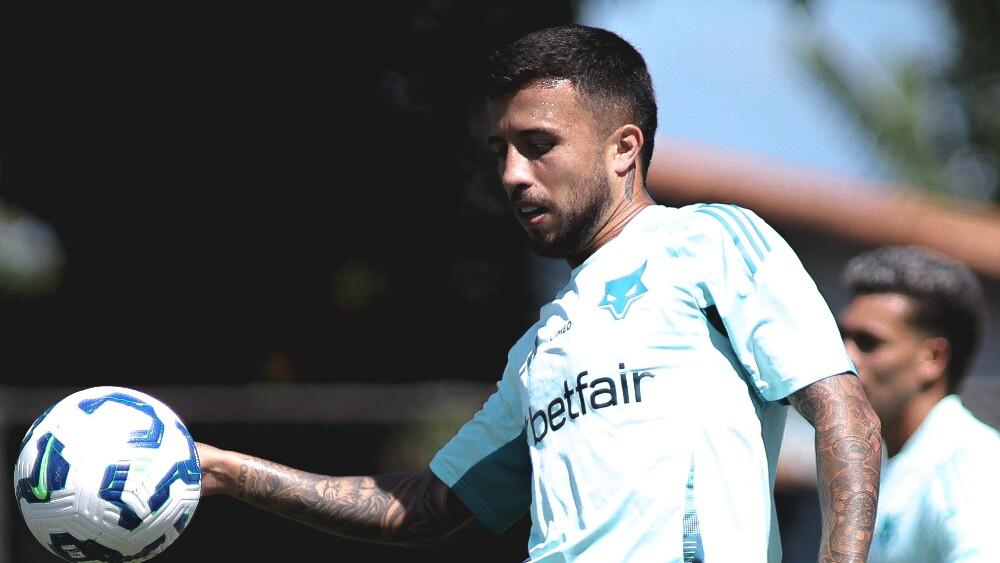 Matheus Henrique durante treino pelo Cruzeiro na Toca da Raposa II