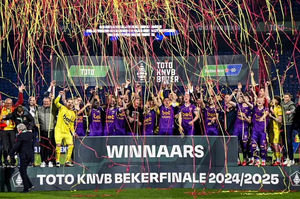 Jogadores do Go Ahead Eagles comemorando a vitória na final da Copa KNVB.