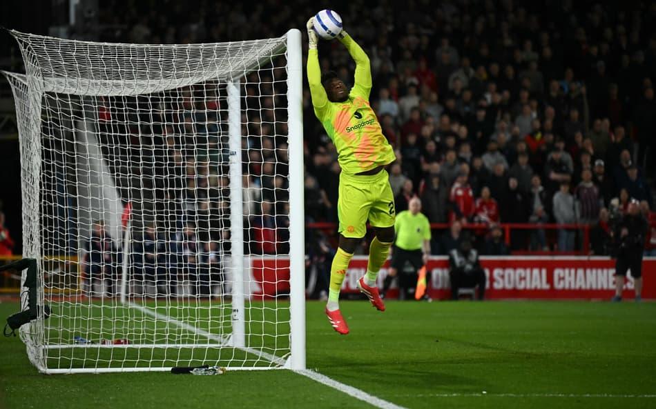 Goleiro do Manchester United, Onana, faz defesa em jogo contra o Nottingham Forest