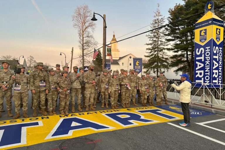 Marcha Militar Inicia a 129ª Maratona de Boston em Hopkinton